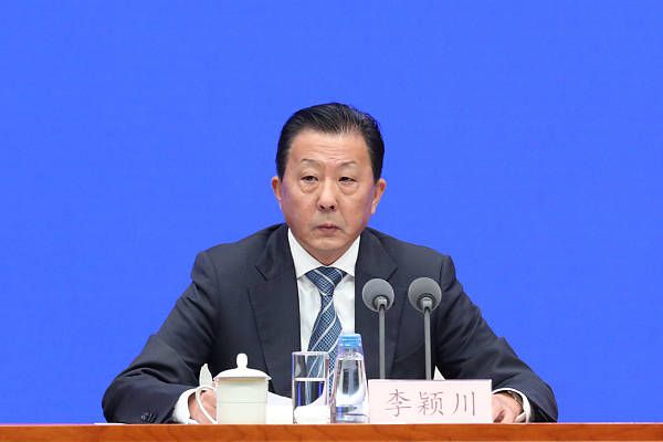 马宁全场出示一红四黄，奥塔维奥多次遭侵犯要牌遭无视亚冠E组第5轮，利雅得胜利0-0波斯波利斯。